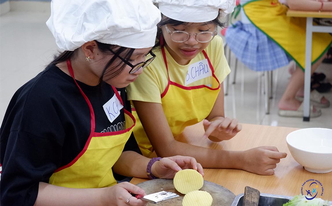 THAM GIA CLB TRẢI NGHIỆM NGHỀ SHC ĐỂ CÓ CƠ HỘI TIẾP CẬN VỚI NGHỀ NGHIỆP TƯƠNG LAI MỘT CÁCH TRỰC QUAN NHẤT.